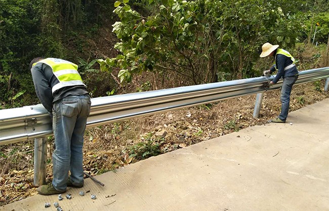 黔东南高速公路护栏的定期维护与保养