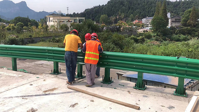 黔东南高速公路护栏板的维护确保道路安全的关键环节