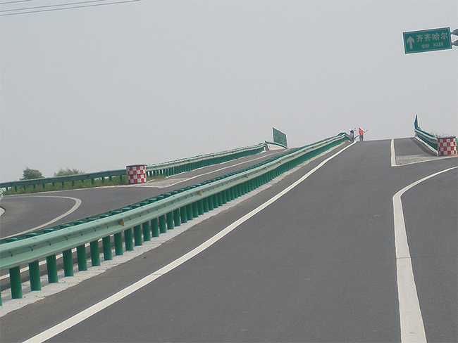 黔东南高速公路护栏的材质与规格