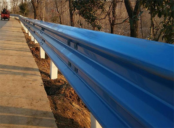 黔东南公路波形护栏板的优点